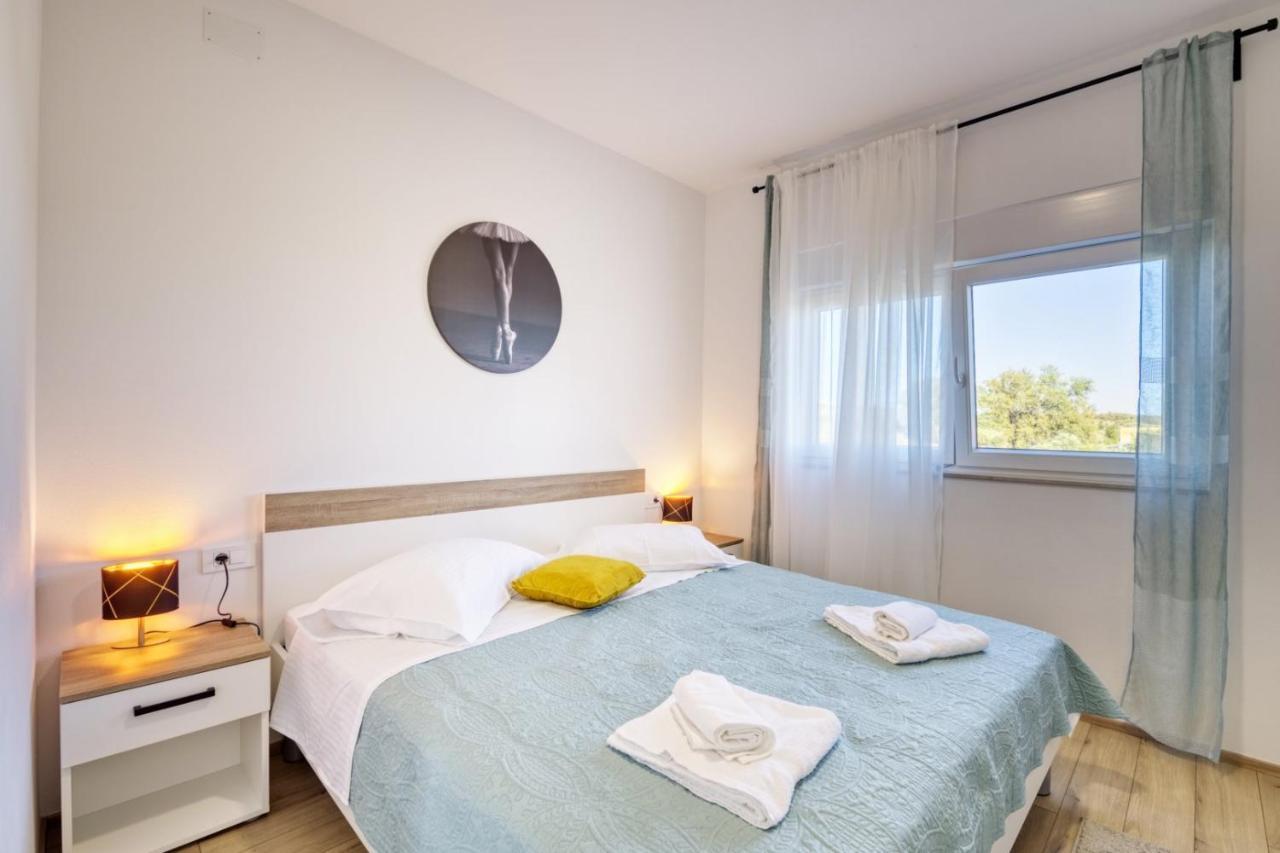 Crowonder Sun Dance Apartments With Heated Swimming Pool Seaview And Garden Sveti Filip i Jakov Extérieur photo
