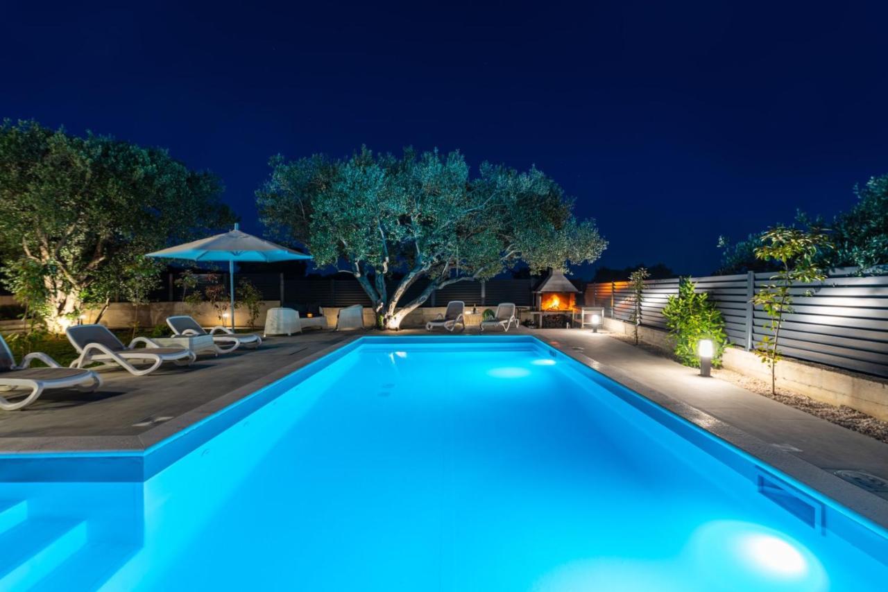 Crowonder Sun Dance Apartments With Heated Swimming Pool Seaview And Garden Sveti Filip i Jakov Extérieur photo