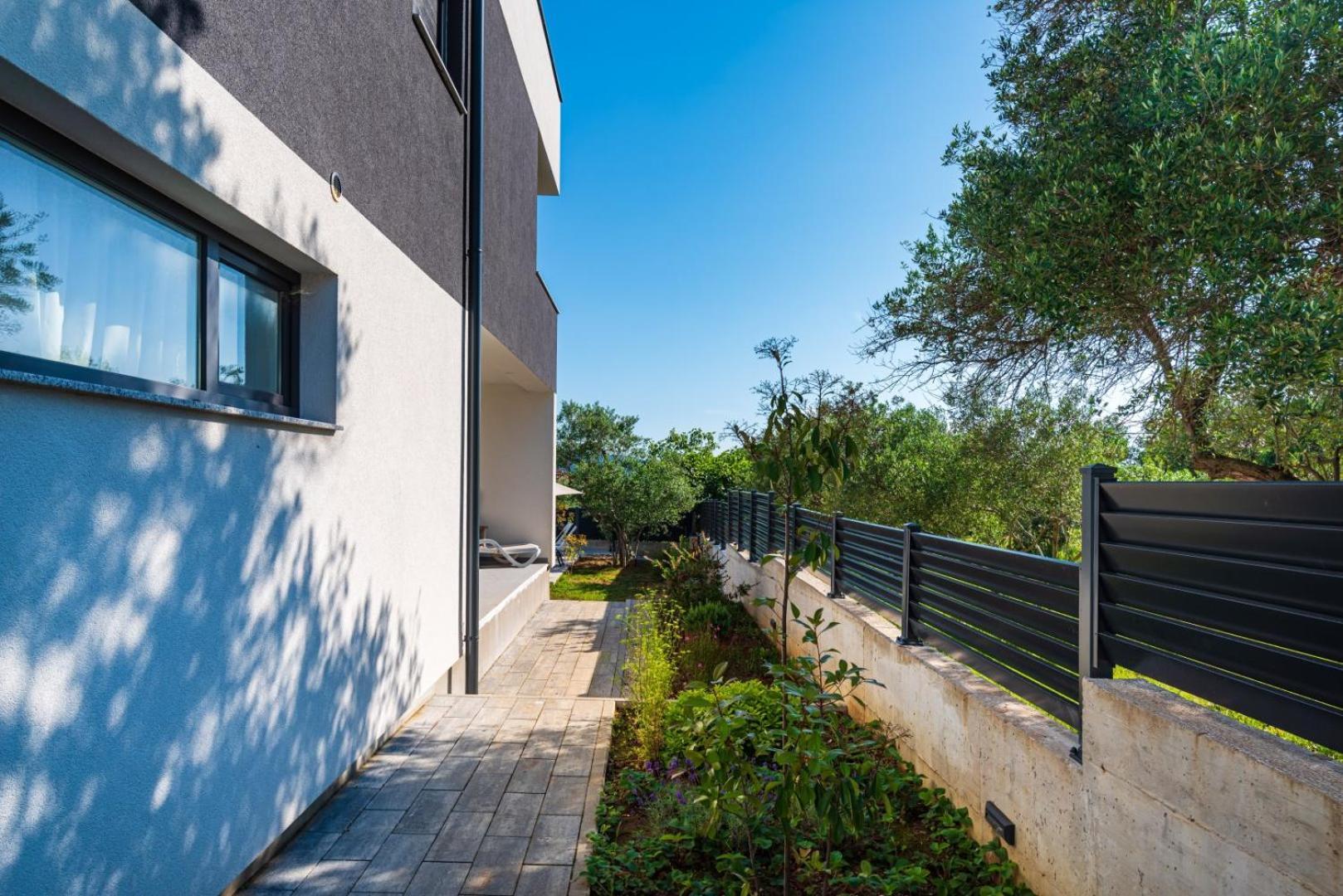 Crowonder Sun Dance Apartments With Heated Swimming Pool Seaview And Garden Sveti Filip i Jakov Extérieur photo
